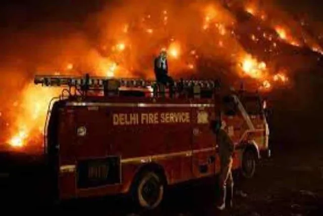 ভোররাতে তাঁবুর গোডাউনে ভয়াবহ আগুন, ঘটনাস্থলে দমকলের ২৫ টি ইঞ্জিন