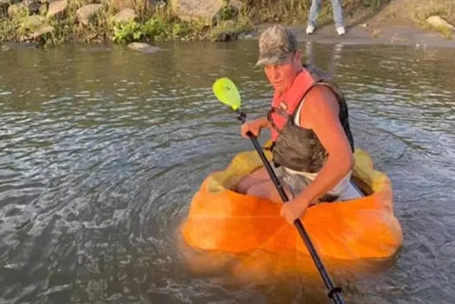 নৌকো নয়, বিশালাকৃতির কুমড়োয় নদীতে ভেসে বেড়িয়ে রেকর্ড গড়লেন ব্যক্তি