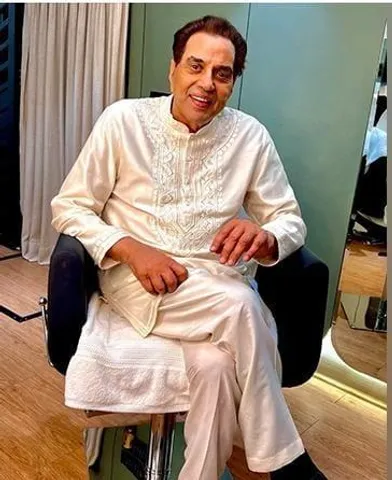 "বিশ্বকে শান্তিপূর্ণ" রাখার আহ্বান জানালেন ধর্মেন্দ্র