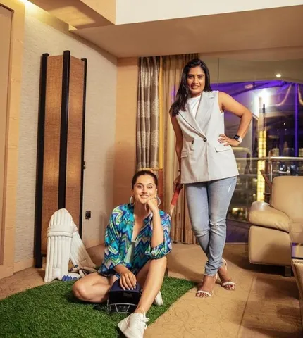 শাবাশ মিঠুঃমিতালি রাজ ও টিম ইন্ডিয়ার ক্রিকেটারদের জন্য প্রথম স্ক্রিনিংয়ের আয়োজন করলেন তাপসী পান্নু