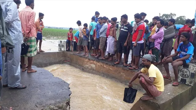 রাস্তা ভেঙে যোগাযোগ বিচ্ছিন্ন দশ-বারোটি গ্রামের