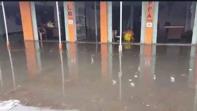 প্রবল বৃষ্টির ফলে সমস্যায় ব্যবসায়ীরা