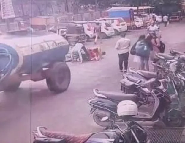 মায়ের কোল থেকে পড়ে ট্রাকের নীচে ছোট্ট শিশু!