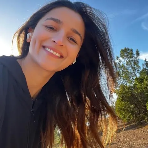 প্রকাশ্যে আলিয়ার বেবি বাম্প