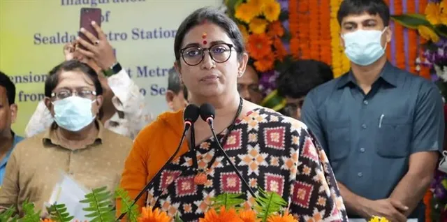 মেট্রো-তরজায় মুখ খুললেন স্মৃতি ইরানি