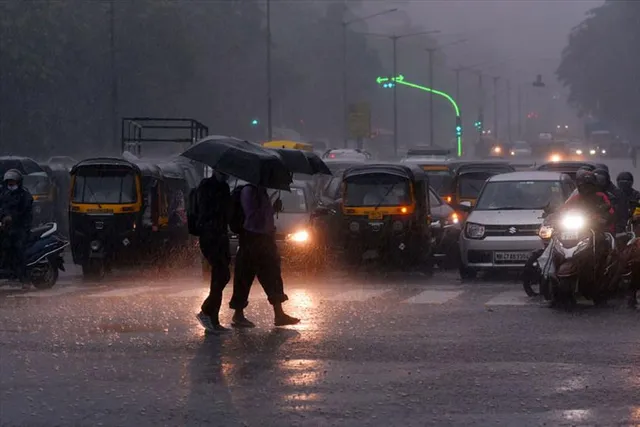 বজ্র বিদ্যুৎ সহ ঝড় বৃষ্টি ধেয়ে আসছে