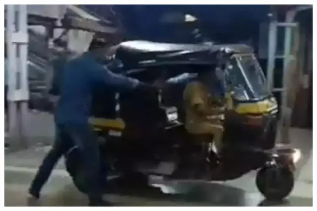 অটো নিয়ে রেলওয়ে প্ল্যাটফর্মে প্রবেশ করার জের, গ্রেপ্তার চালক