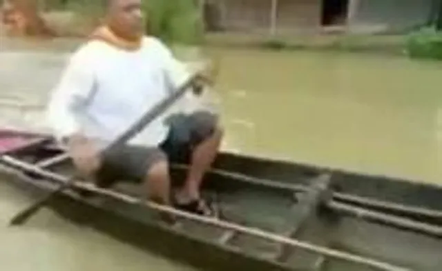 গোড়ালি গভীর জলে নৌকায় চড়েছেন মন্ত্রী: সোশ্যাল মিডিয়ায় ভিডিও ভাইরাল