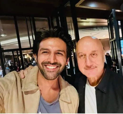 নিজেদের 'সুপারস্টার' বলে কার্তিক আরিয়ানের সঙ্গে সেলফি শেয়ার করলেন অনুপম খের, তার কারণ জানেন?