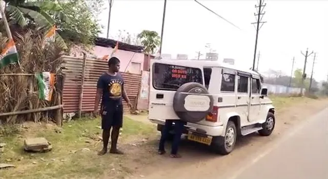 সরকারের স্টিকার লাগানো গাড়িতে ভোটারদের রুটি, চিকেন বিতরণ! দেখুন ভিডিও