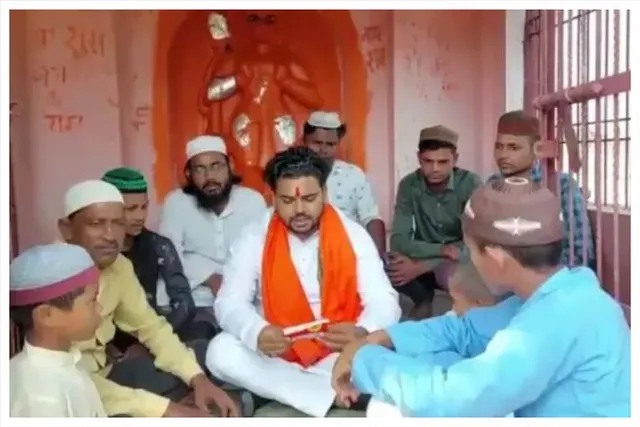 মন্দিরে বসে হনুমান চালিসা পাঠ করলেন মুসলিমরা
