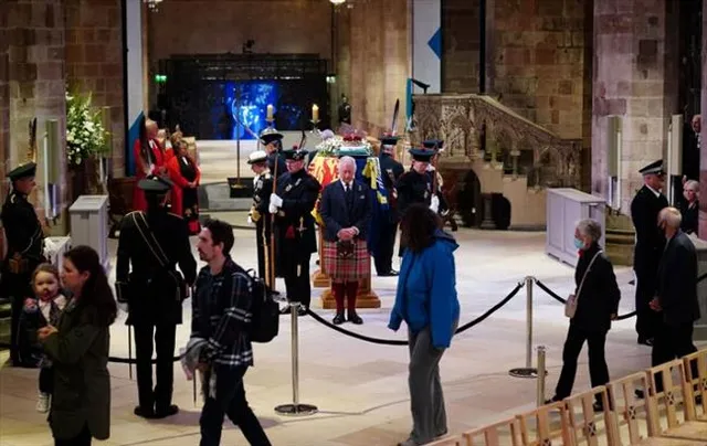 সেন্ট জাইলস ক্যাথিড্রালে রানীর কফিন পাহারা দিচ্ছেন ৪ সন্তান