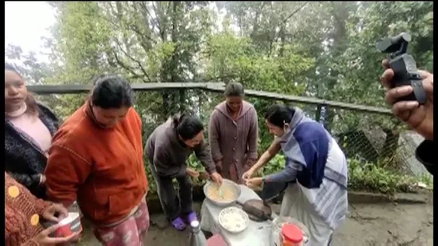 দার্জিলিংয়ে মোমো বানালেন মুখ্যমন্ত্রী