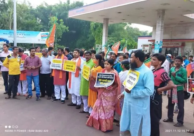 পেট্রোল ও ডিজেলের মূল্য নিয়ন্ত্রনের দাবিতে পদযাত্রা কর্মসূচি