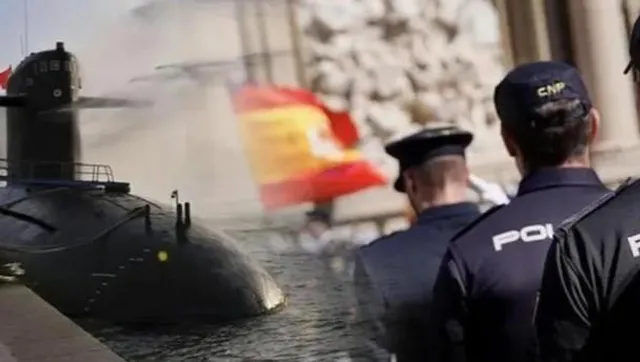 স্প্যানিশ পুলিশ ড্রাগ সেমি-ডুবোজাহাজ উদ্ধার করেছে