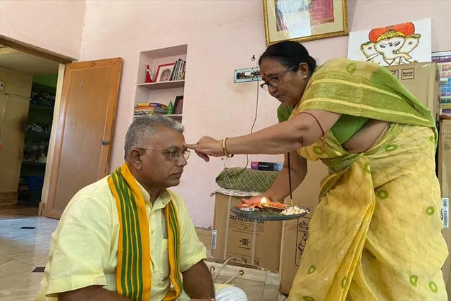 ভাইফোঁটা নিলেন দিলীপ ঘোষ