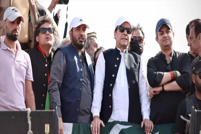 ইমরান খানকে নিয়ে যাওয়া হচ্ছে হাসপাতালে