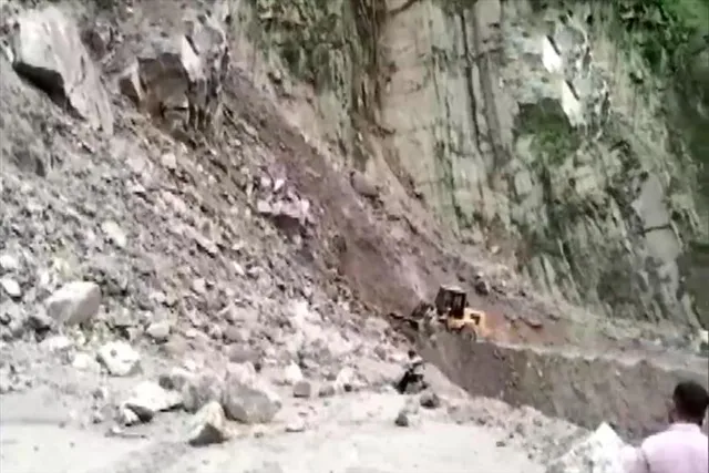 ভারী বৃষ্টির জেরে ফের উত্তরাখণ্ডে ভূমিধস