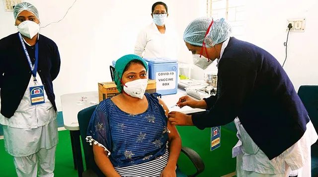 ভ্যাকসিন ডোজ দেওয়ায় আমেরিকাকে ছাড়িয়ে গেল ভারত