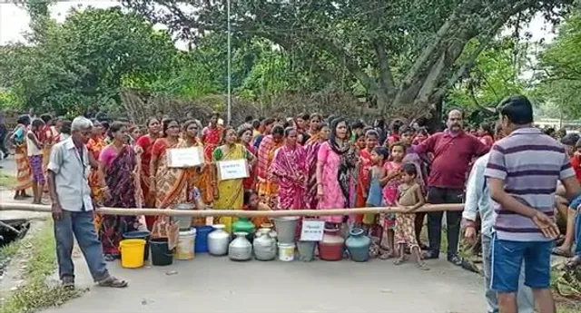 রানীগঞ্জে জলের দাবি, রাস্তা অবরোধ করে বিক্ষোভ