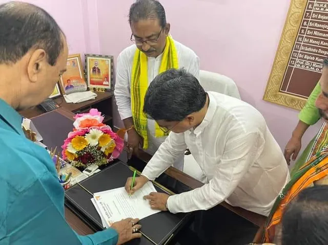 নিজের হাতে দ্বায়িত্ব তুলে দিলেন মানিক সাহা