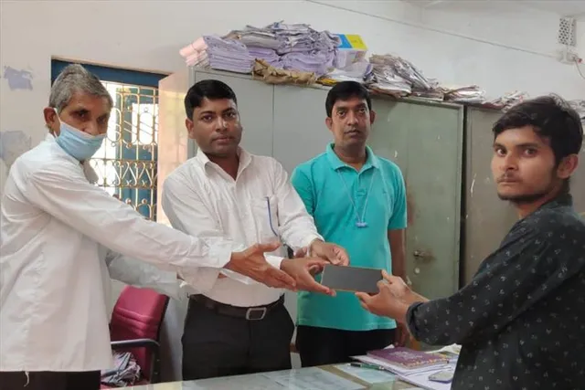 কুড়িয়ে পাওয়া ফোন ফেরত দিয়ে সততার পরিচয় দিলেন সরকারি আধিকারিক