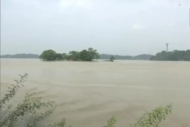 অসমে ভারী বৃষ্টিপাতের জের, হু হু করে বাড়ছে নদীর জলস্তর