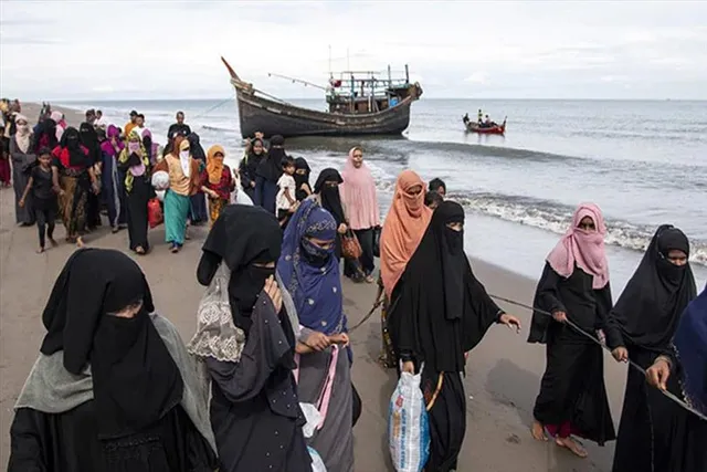 আন্দামানের সমুদ্রের কাছে  আটকে ১০০-রও বেশি রোহিঙ্গা