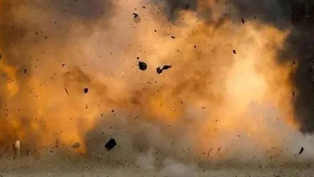 শিক্ষকের বাড়িতে বিস্ফোরণ, বোমা মজুতের অভিযোগ