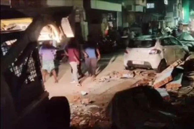 ভেঙে পড়ল হাইস্কুলের প্রাচীর, আহত ১