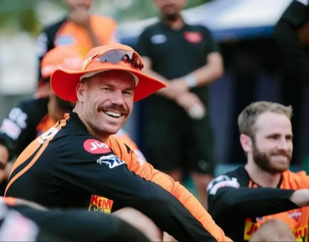 ম্যাচের আগে হাসিমুখে ক্যামেরার সামনে ধরা দিলেন ডেভিড ওয়ার্নার