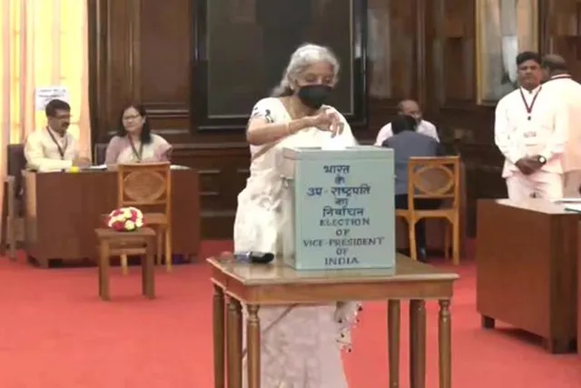 ভোট দিলেন নির্মলা সীতারমন