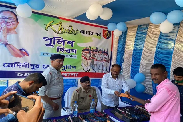 পুলিশ দিবসে চশমা বিতরণ