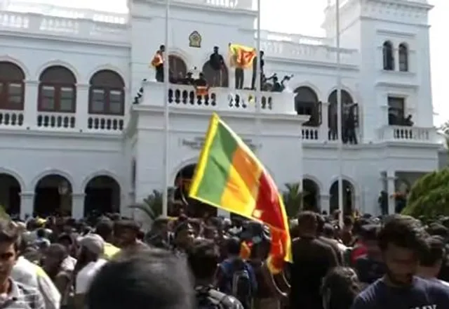 শ্রীলঙ্কার প্রধানমন্ত্রীর অফিস দখল বিক্ষোভকারীদের, জ্বলছে দ্বীপরাষ্ট্র