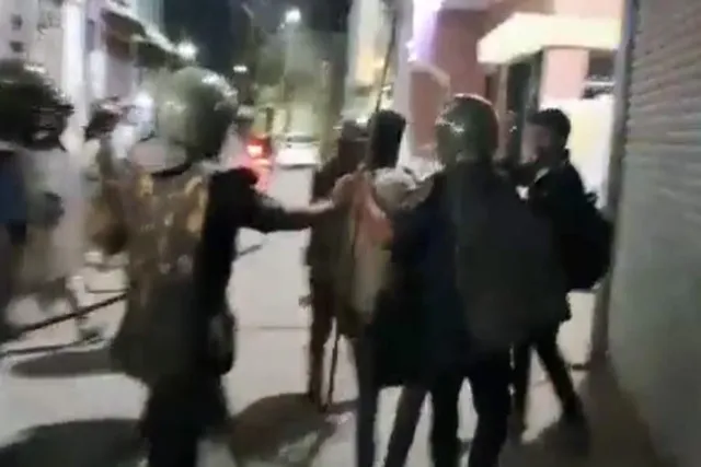 হায়দ্রাবাদে ফের বিক্ষোভ, টেনে হিঁচড়ে মারতে মারতে নিয়ে যাচ্ছে পুলিশ - দেখুন ভাইরাল ভিডিও