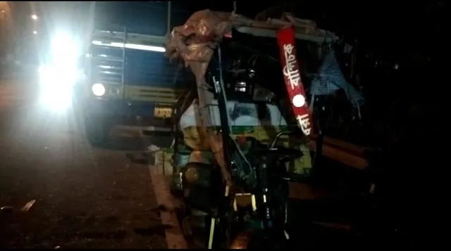 ১২ চাকার ধাক্কায় দুমড়ে গেলো টোটো; আহত ৪