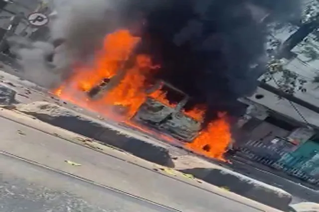 রাজাবাজারে দাউদাউ করে জ্বলে উঠল একটি গাড়ি