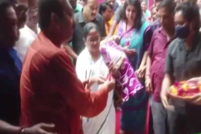 ঢাক বাজালেন মুখ্যমন্ত্রী মমতা বন্দ্যোপাধ্যায়, দেখুন ভিডিও