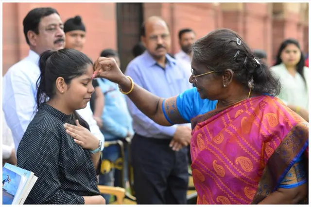 পড়ুয়াদের সঙ্গে রঙের উৎসবে রাষ্ট্রপতি