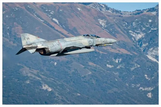 বিধ্বস্ত গ্রিক এফ-৪ বিমানের পাইলটদের খুঁজছে উদ্ধারকারীরা