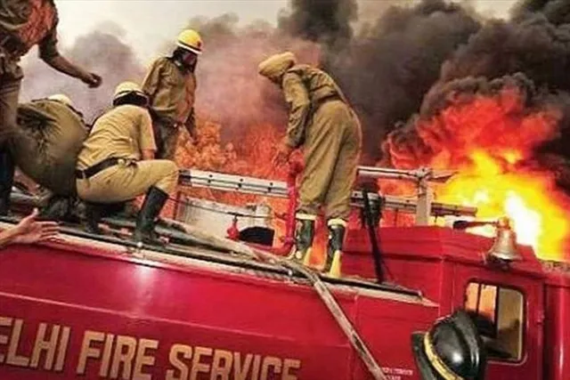 দিল্লির  কারকারডুমা হোটেলে  ভয়াবহ অগ্নিকান্ড