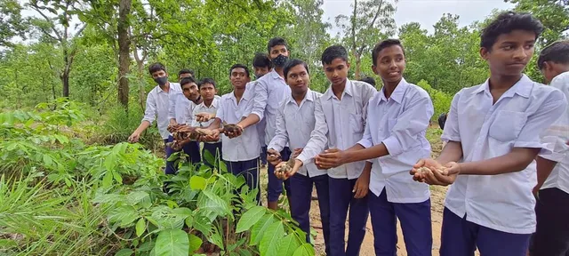 বৃক্ষ রোপণ ও ফলের বীজ ছড়িয়ে বনমহোৎসব পালন পশ্চিম মেদিনীপুরে