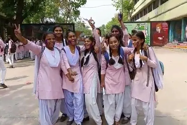 উচ্চামাধ্যমিক শেষে উচ্ছ্বাসে মেতে উঠল পরীক্ষার্থীর দল, দেখুন ভিডিও