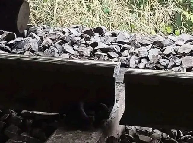 গ্রামবাসীদের তৎপরতায় রক্ষা পেল আপ সাঁতরাগাছি-ঝাড়গ্রাম লোকাল