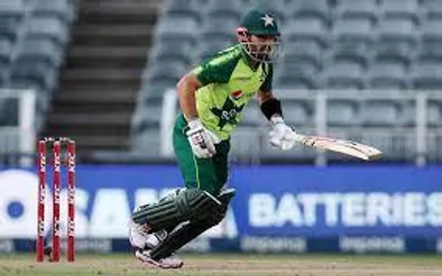 চার-ছক্কায় রান তাড়া করা শুরু পাকিস্তানের