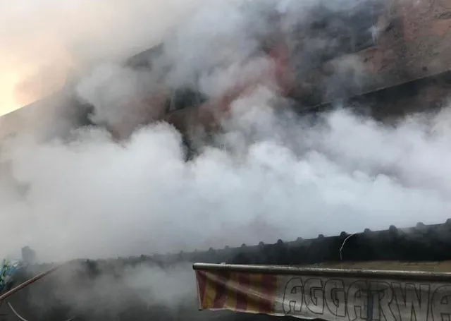 ভয়াবহ আগুন দিল্লিতে, ঘটনাস্থলে দমকলের ইঞ্জিন