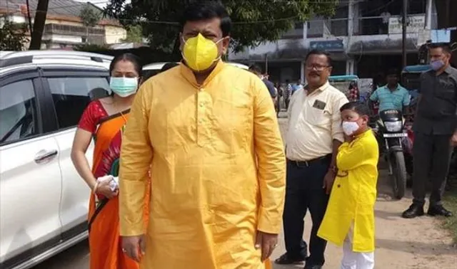 বালুরঘাটে সস্ত্রীক অঞ্জলি দিলেন সুকান্ত মজুমদার