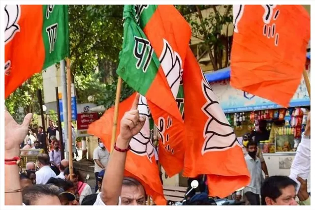 হইহই কাণ্ড, নিজের হাতে চেক বিলি করছেন মন্ত্রী