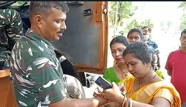 দেশের সেনা জওয়ানদের হাতে রাখী পরালেন বোনেরা
