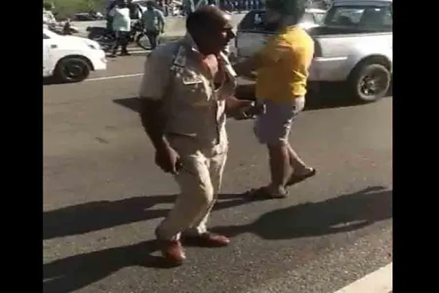 ট্রাফিক পুলিশকে মারধর, ইউনিফর্ম ছিঁড়ে 'দাদাগিরি', রইলো ভিডিও